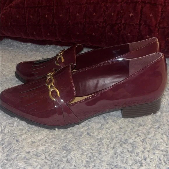 Tahari Maroon Loafers with Gold Chain Accent - Picture 4 of 6